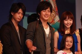 左から・五十嵐隼士、溝端淳平、木南晴夏、大森絢音(手前)