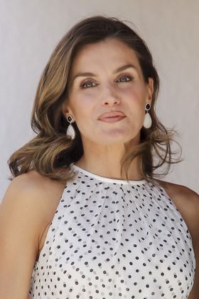 人気者のレティシア王妃、どんな格好でも気品が溢れ出る？