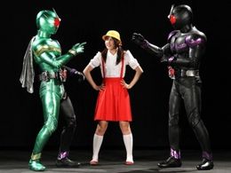 鳴海亜樹子(中央・山本ひかる)がWの秘密に迫る