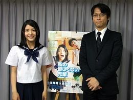 弾ける笑顔と魅力全開の川島海荷と山本寛監督