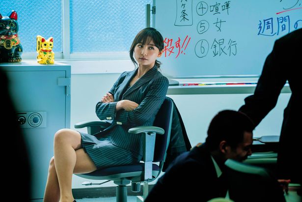 スーツ姿の篠田麻里子も登場