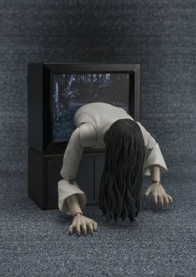 貞子のフィギュアは、テレビから飛びだしてくるあのシーンを再現可能！