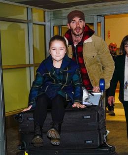 ベッカム一家がインドネシアの小学校を訪問