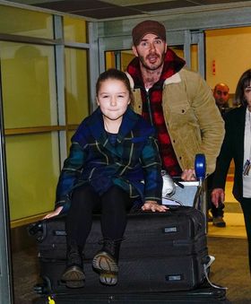 ベッカム一家がインドネシアの小学校を訪問