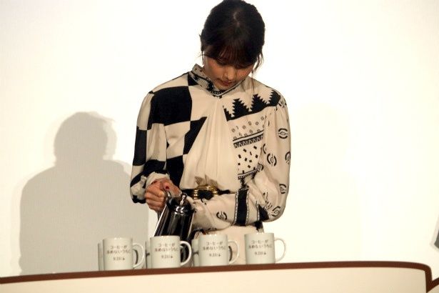 有村架純が共演者にコーヒーをサーブ