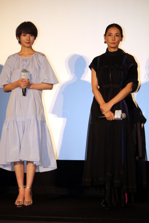 波瑠と吉田羊の全身ショット