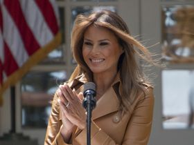 メラニア大統領夫人が乳首の見えるファッション!?