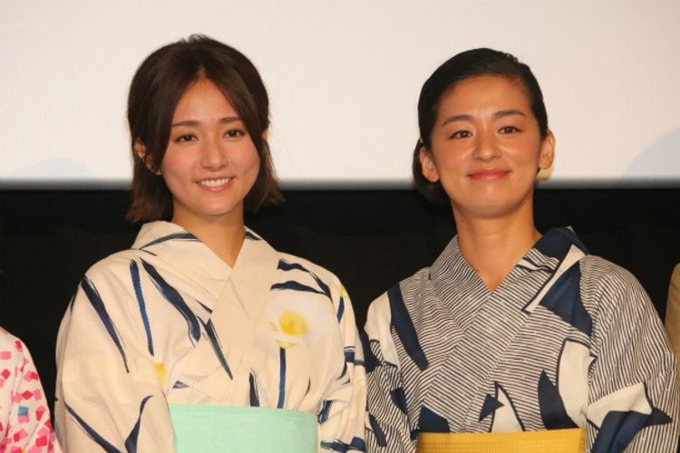 木村文乃や尾野真千子らが浴衣姿で舞台挨拶。木村に褒められた尾野がハニカミ笑顔