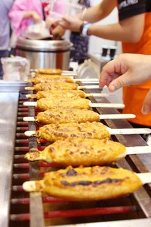 岐阜県恵那市の「五平餅」。「半分、青い。」に登場し一躍注目を集めているが、鈴愛(永野芽郁)の祖父・仙吉役の中村雅俊が同市内の店で焼き方を習ったそう