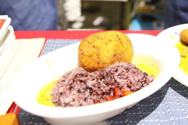 「陸王」の舞台として観光客数が増加した埼玉県行田市の「行田古代米カレー～ゼリーフライ添え～」。ゼリーフライとはおからと茹でたジャガイモを揚げたB級グルメ