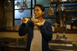 女性たちに料理を振る舞う雑文筆家の餅月敦子を演じる小泉今日子