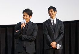 黒木華と岡田准一のやり取りに、共演の西島秀俊が思わず笑顔に