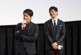 黒木華と岡田准一のやり取りに、共演の西島秀俊が思わず笑顔に