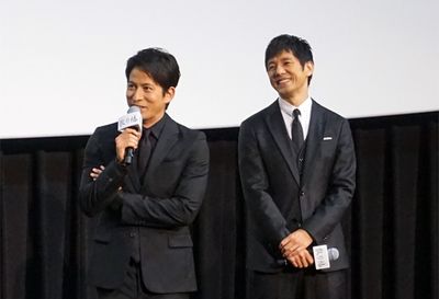 黒木華と岡田准一のやり取りに、共演の西島秀俊が思わず笑顔に