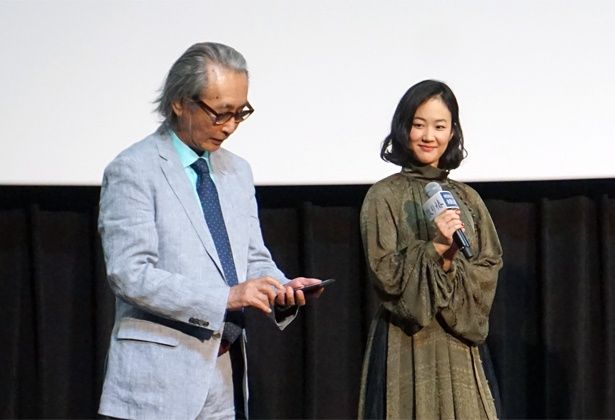 監督がスマホをいじる姿を、微笑みながら見つめる黒木