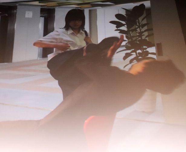蹴りシーンの写真がお披露目された