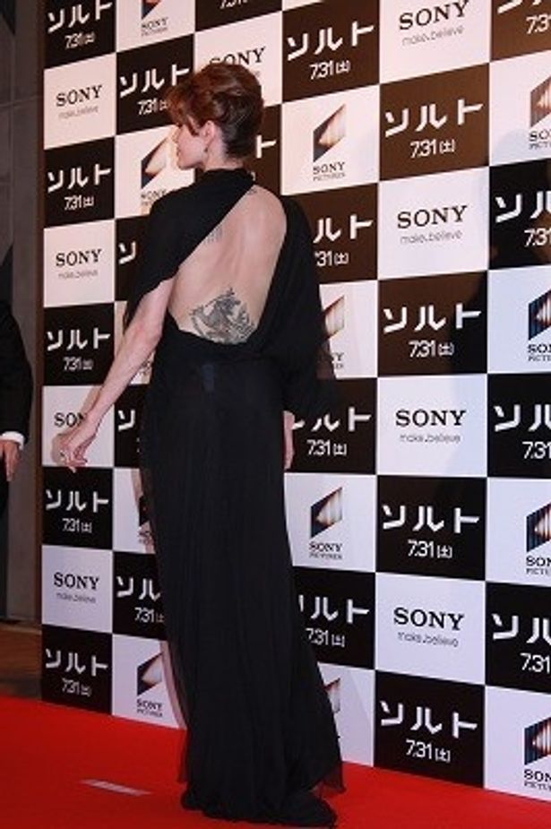 【写真をもっと見る】わお！背中もセクシーにタトゥー見せ！