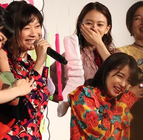 篠原涼子、広瀬すずが『SUNNY 強い気持ち・強い愛』初日に笑顔！