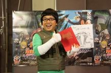 岸本先生からは“キャイ〜ン”ポーズのナルトが描かれた色紙がプレゼントされた！