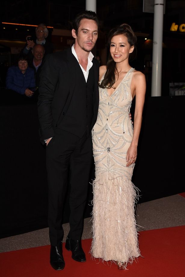 2016年にジョナサンと結婚した女優で映画プロデューサーのマーラ・レイン