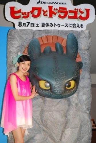 ベッキー♪＃も触れた！ドラゴンのトゥースの“奇跡の像”がお台場に登場