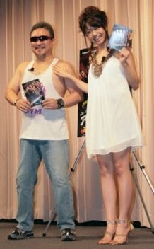 テレンス・リーの筋肉を触ってご満悦のグラドル中村静香