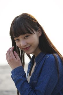 「non-no」で見せる表情ともまた違う、山田愛奈の自然体な魅力