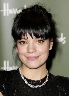 「スマイル」などで清純派だったリリー・アレンが大変貌