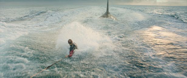 【写真を見る】ジェイソン・ステイサムが巨大ザメとの肉弾戦に挑む!?