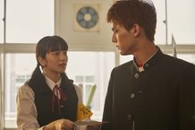 中川大志の学ラン、小松菜奈の制服姿も似合いすぎ！