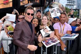 ファンと記念撮影を撮るクリス・パイン