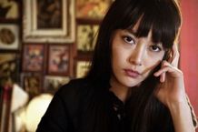 ふたつの顔を持つ謎めいた暗殺者を菊地凛子が好演
