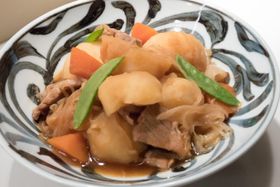 肉じゃがなど、どこかホッとするような家庭料理が登場する『食べる女』