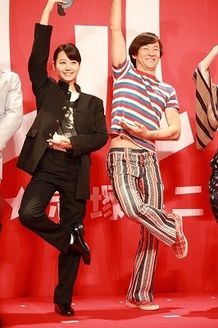 『これでいいのだ!! 映画★赤塚不二夫』の会見で「シェー!!」のポーズをする浅野忠信と堀北真希