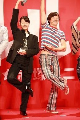 『これでいいのだ!! 映画★赤塚不二夫』の会見で「シェー!!」のポーズをする浅野忠信と堀北真希