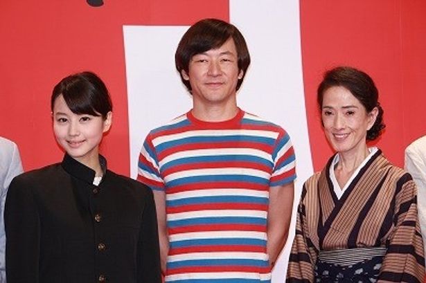 劇中の衣装で登壇したキャスト陣
