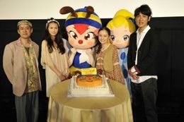 ハッチからケーキをサプライズプレゼントされて大喜びのアヤカ・ウィルソン