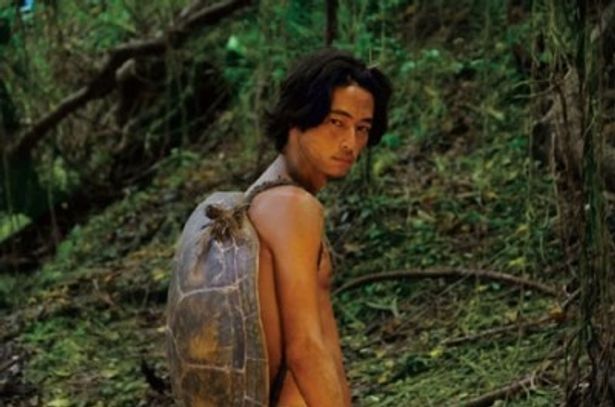 【写真】亀の甲羅を背負ったワタナベ役は窪塚洋介