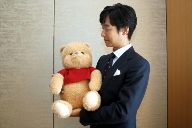 プーを愛おしそうに見つめる堺雅人