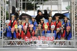 ドラゴンのトゥースに扮した春日と、ヒックに扮した若林