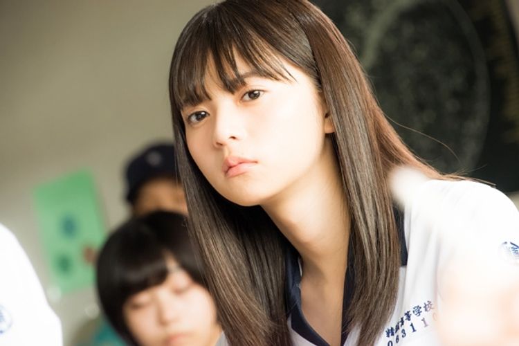 白の開襟シャツが眩しい!乃木坂46・齋藤飛鳥の制服姿&ドレス姿 白の開襟シャツが眩しい!乃木坂46・齋藤飛鳥の制服姿&ドレス姿