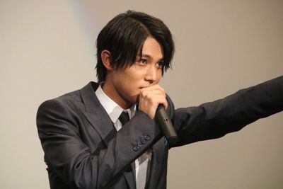 中川大志、「俺の彼女になってくれるか」と壁ドン