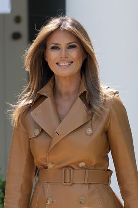 メラニア夫人のレインコートが話題に！