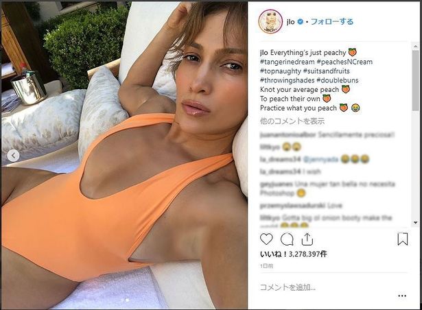 腰骨の上まで切れ込んだきわどいハイレグ姿