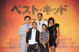 『ベスト・キッド』ジャパンプレミアに登場。(上段左から)ジャッキー・チェン、ウィル・スミス、ジェイダ・P・スミス、(下段左から)ジェイデン・スミス、ウィロウ・スミス