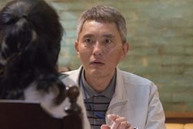 白髪混じりの髪を短く刈り込み、渋さがにじみ出ている松重豊