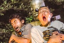 名シーンを完全再現！山田孝之・荒川良々が謎のロボットと共に空を飛ぶ