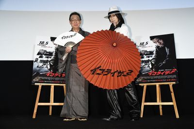 “傘”と“扇子”を武器に必殺仕事人風決めポーズ！