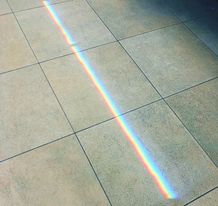 明け方の新宿駅で見つけた“虹”。撮影は、松本監督自身によるもの