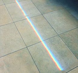 明け方の新宿駅で見つけた“虹”。撮影は、松本監督自身によるもの